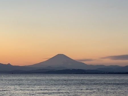 藤沢市江ノ島から富士山を見た夕方の風景