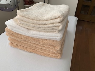 洗濯した清潔なタオルの写真